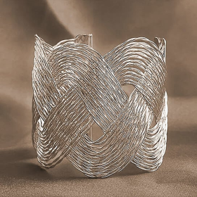 ROMANCE The Interlocking Waves Bracelet (Color: Silver)